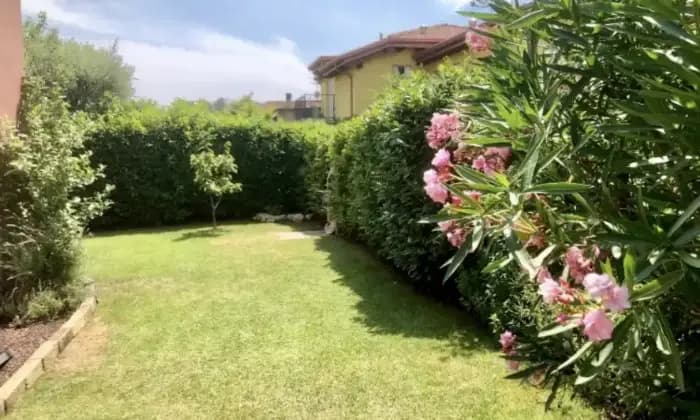 Rexer-Peschiera-del-Garda-Particolare-villetta-a-schiera-in-residence-con-piscina-Giardino