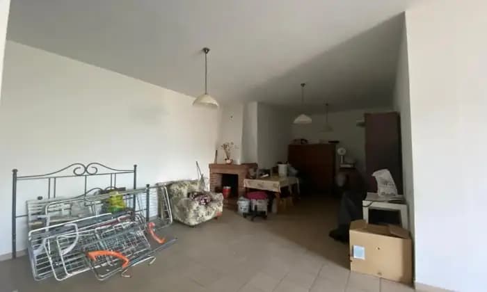 Rexer-Vinci-Appartamento-primo-ultimo-piano-libero-su-lati-grande-garage-Garage