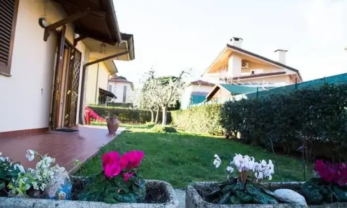 Homepal-Pescia-Villa-in-vendita-in-via-gioacchino-rossini-PesciaGIARDINO