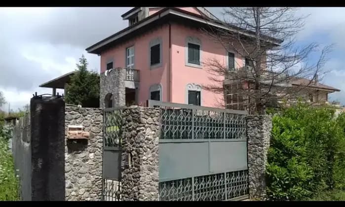 Homepal-Ionadi-Villa-autonoma-con-giardino-latiiSALONE