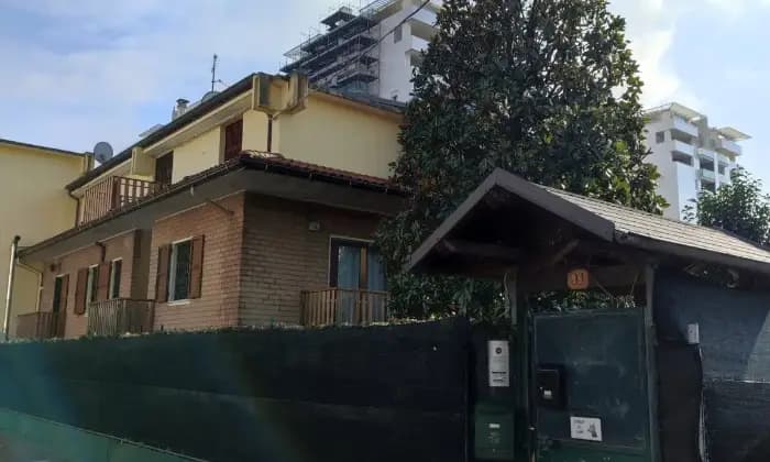 Homepal-Pesaro-Appartamento-su-due-piani-via-Gubbio-Pesaro-TombacciaGiardino