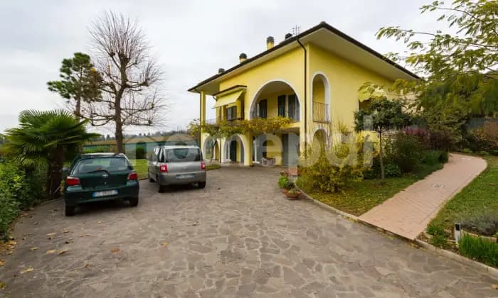 Homepal-Osimo-Villa-indipendente-di-tre-piani-con-ampio-spazio-esternoESTERNO