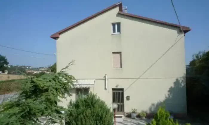 Homepal-Osimo-Casa-colonica-in-vendita-in-via-Recanati-ad-OsimoTerrazzo