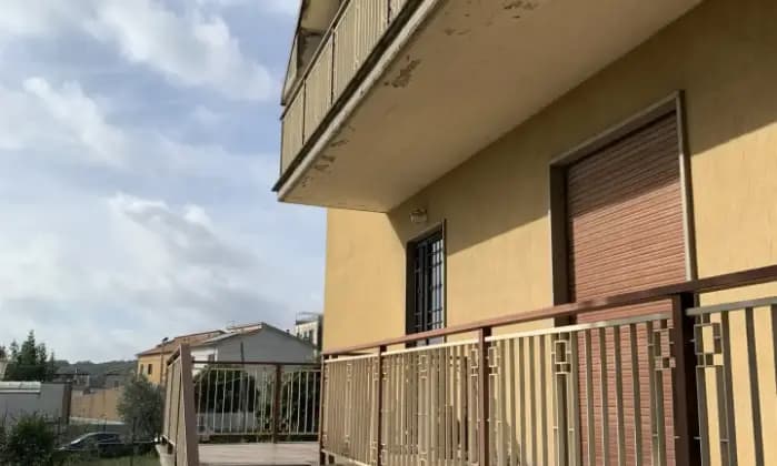 Homepal-Fabrica-di-Roma-Appartamento-con-giardino-garage-taverna-e-spazi-esterni-esclusivi-UnicoGiardino