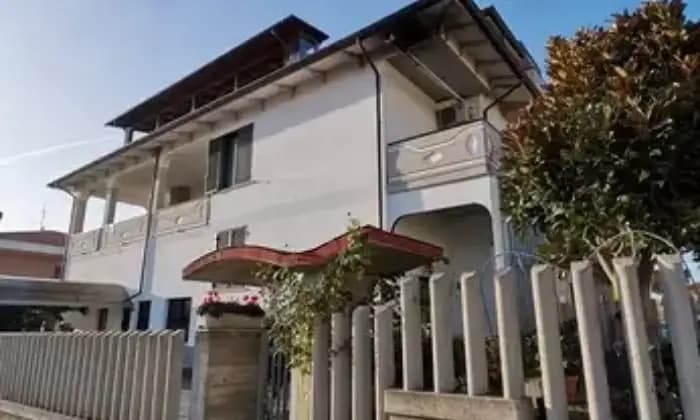 Homepal-Notaresco-Vendesi-villetta-con-due-appartamenti-e-garage-Terrazzo