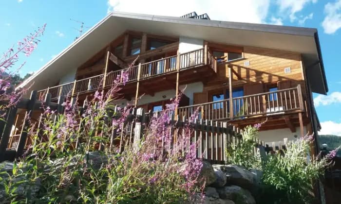 Rexer-Pragelato-Alloggio-luminoso-ben-soleggiato-caminetto-balcone-giardino-SALONE