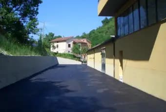 Rexer-Urbino-GRANDE-SPAZIO-COMMERCIALE-SU-LIVELLI-ALTRO