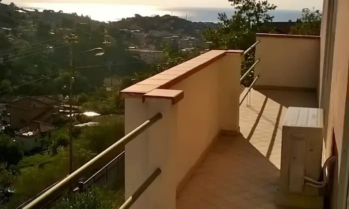 Rexer-Sanremo-Casa-indipendente-vista-mare-ristrutturata-con-tre-appartamenti-grande-giardino-garage-SALONE