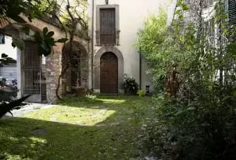 Rexer-Lucca-Appartamento-con-taverna-del-e-cortile-privato-ALTRO