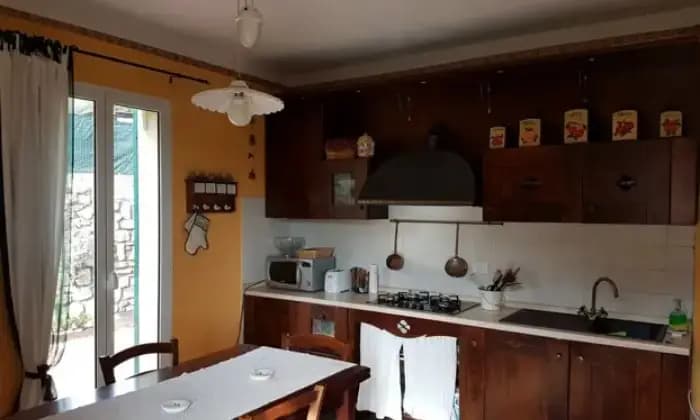 Rexer-San-Bartolomeo-al-Mare-Vendesi-Grande-trilocale-a-Villa-Faraldi-IM-CUCINA