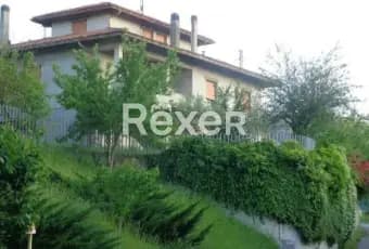 Rexer-Fabriano-Villa-in-vendita-in-via-Giovanni-Bovio-Fabriano-Giardino
