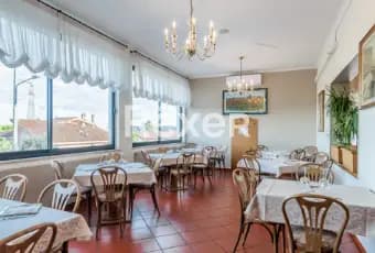 Rexer-Rimini-Ristorante-con-due-sale-ampie-cucina-attrezzata-parcheggio-e-magazzini-SALONE