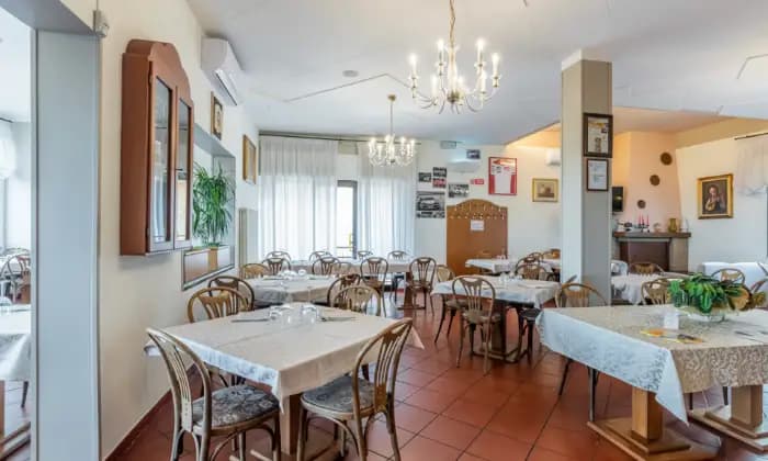 Rexer-Rimini-Ristorante-con-due-sale-ampie-cucina-attrezzata-parcheggio-e-magazzini-SALONE