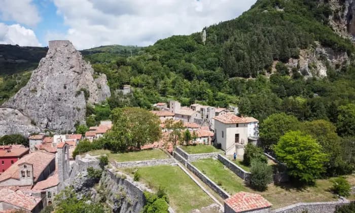 Rexer-Roccalbegna-Vendesi-Rustico-a-Roccalbegna-da-ristrutturare-Terrazzo