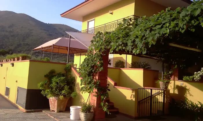 Rexer-Sessa-Aurunca-Villa-su-tre-livelli-con-giardino-e-piscina-Terrazzo