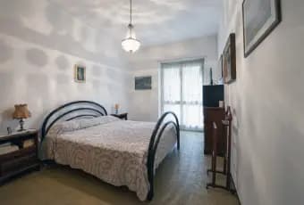 Rexer-Rapallo-Appartamento-con-giardino-e-posto-auto-condominiali-CameraDaLetto