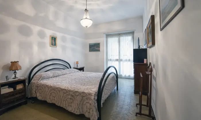 Rexer-Rapallo-Appartamento-con-giardino-e-posto-auto-condominiali-CameraDaLetto
