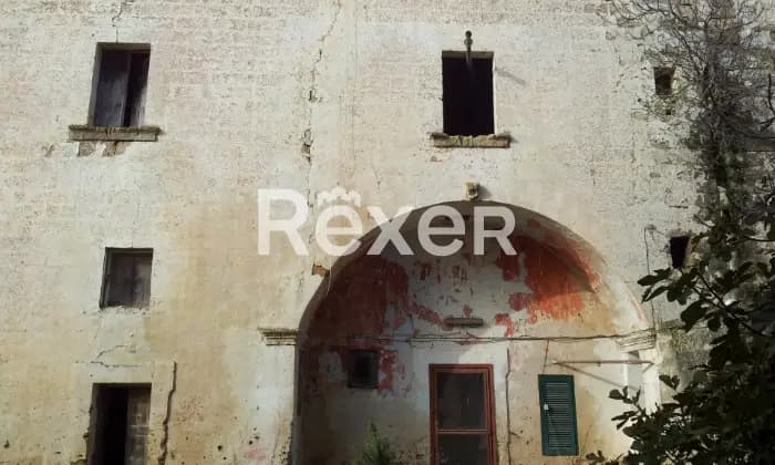 Rexer-Nard-Vendesi-porzione-di-Antica-Masseria-Garage