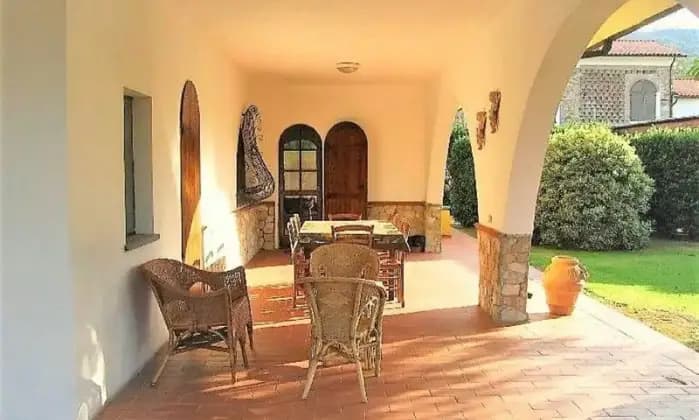 Rexer-Capannori-Splendida-villa-immersa-nel-verde-Terrazzo