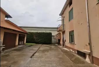 Rexer-Gualtieri-Vendesi-case-adiacenti-in-via-Prati-a-Gualtieri-Garage