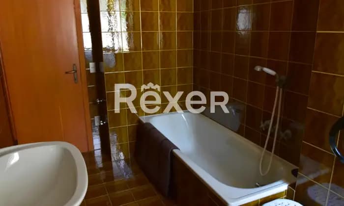 Rexer-Vernio-Terratetto-con-abitazione-e-stanzone-libero-su-lati-Bagno