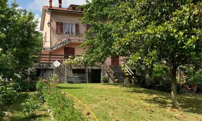 Rexer-Zeri-Appartamento-in-villa-immerso-nel-verde-di-Zeri-MS-Giardino