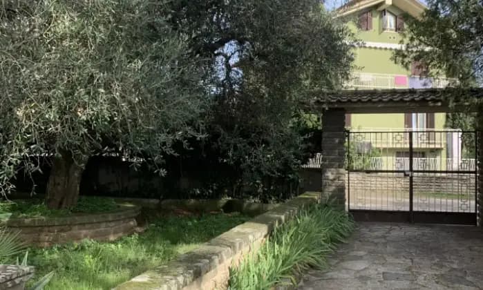 Rexer-Fabrica-di-Roma-Appartamento-con-giardino-garage-taverna-e-spazi-esterni-esclusivi-Unico-Giardino