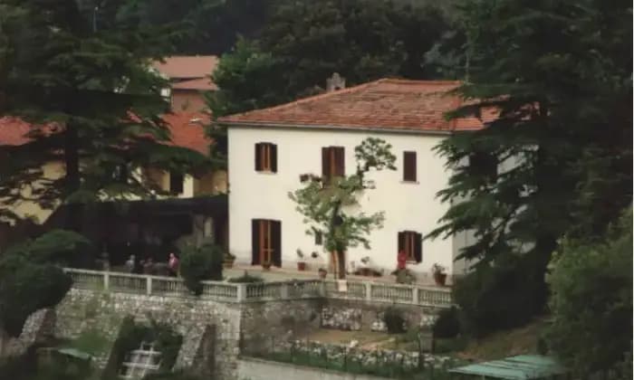 Rexer-Vaiano-Villa-in-vendita-in-via-di-Spicciano-a-Vaiano-Terrazzo