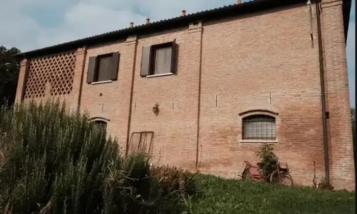 Rexer-Ferrara-Ex-Fienile-ristrutturato-in-contesto-rurale-Giardino