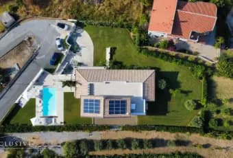 Rexer-Furnari-Villa-con-piscina-Giardino