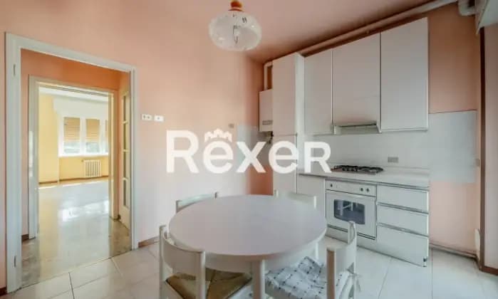 Rexer-Brescia-Ampio-trilocale-con-cantina-e-box-auto-Cucina