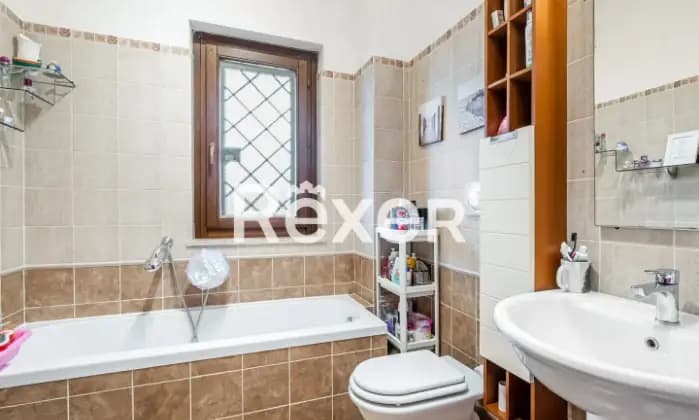 Rexer-Roma-Castel-di-Leva-Largo-Montanari-Trilocale-con-giardino-Bagno