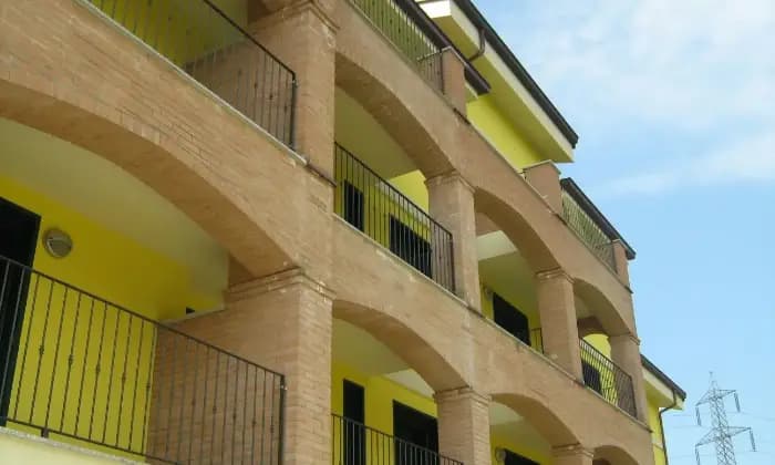 Rexer-Mediglia-Bellissimo-appartamento-a-rustico-senza-pavimenti-rivestimenti-e-scala-in-classe-energetica-A-Terrazzo