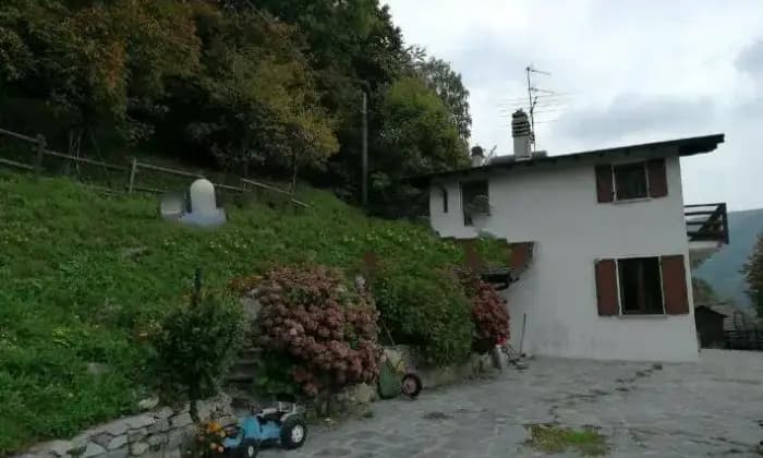 Rexer-Zelbio-Vendesi-villa-in-via-Piano-del-Tivano-a-Zelbio-Giardino