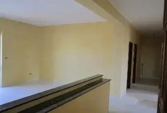 Rexer-Giugliano-in-Campania-Confortevole-appartamento-con-ampia-balconata-SALONE